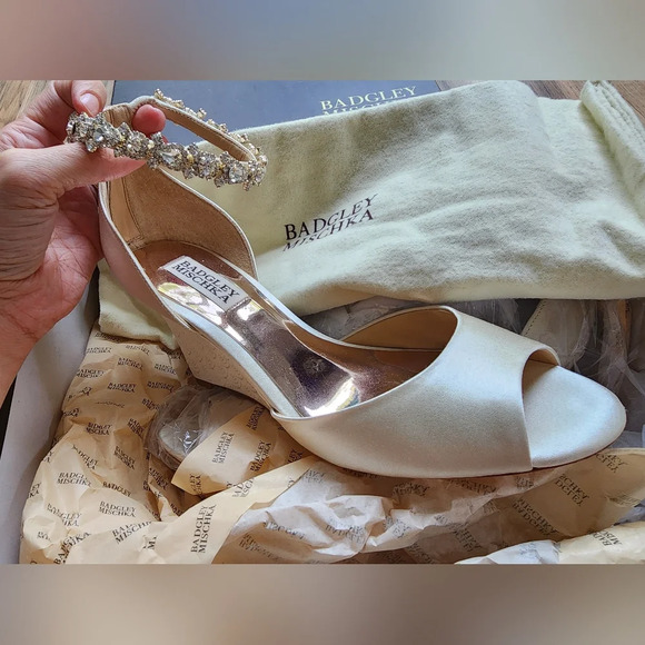 Badgley Mischka Shoes - NEW Badgley mischka Thalia wedge ivory sandals